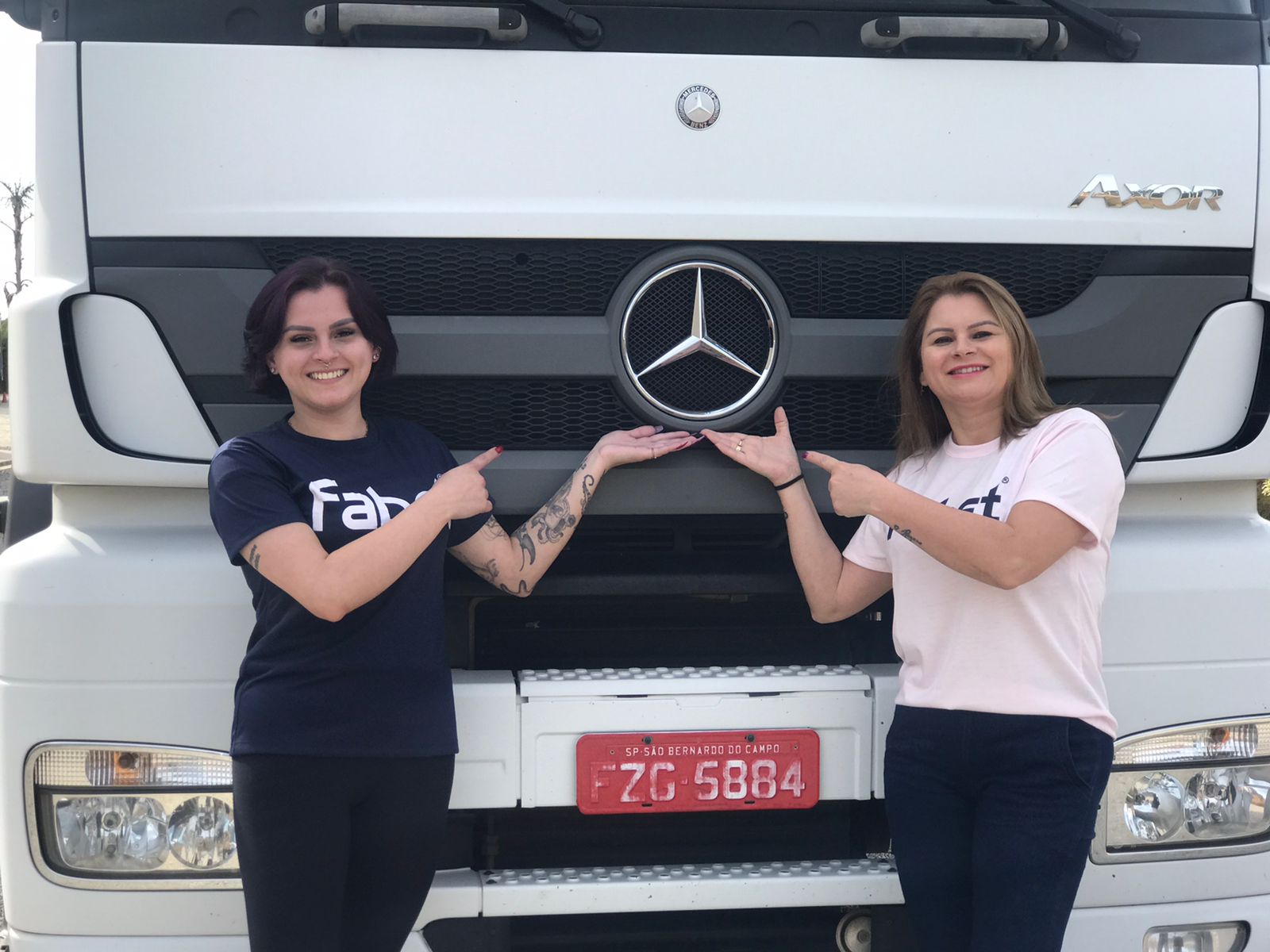 NA FABET: Mãe e filha participam do curso de formação de mulheres motoristas para o transporte de cargas.